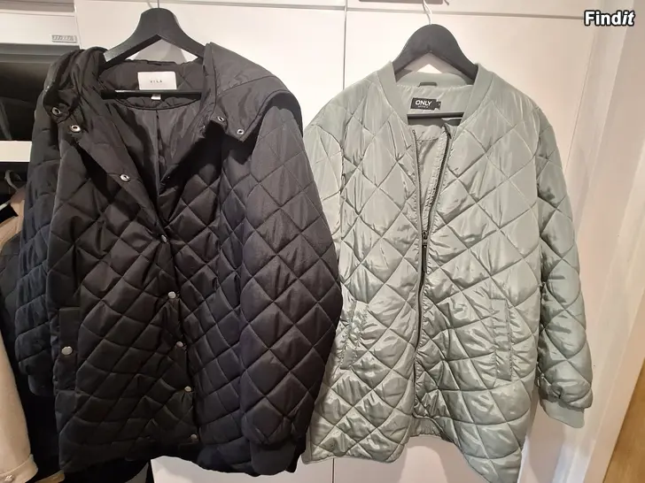 Myydään Två vårjackor billigt