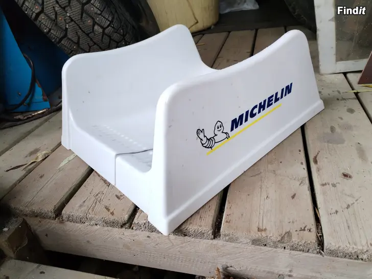 Myydään Michelin rengasteline