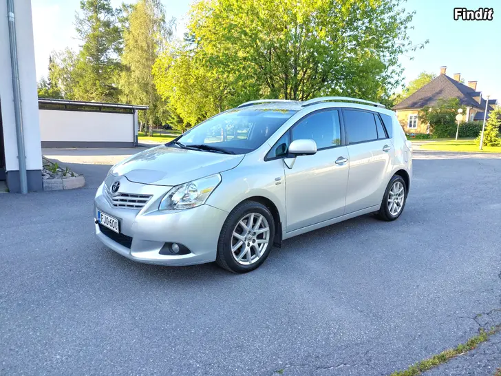 Myydään toyota verso 2.2 D4D aj.304tkm 7-hlö vm-2011