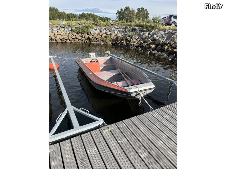 Myydään Buster R 1980 + Johnson 25 hv 1980