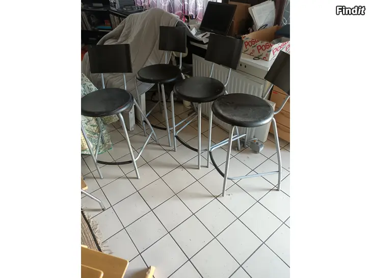 Säljes 4 lite högre pallar stapelbara