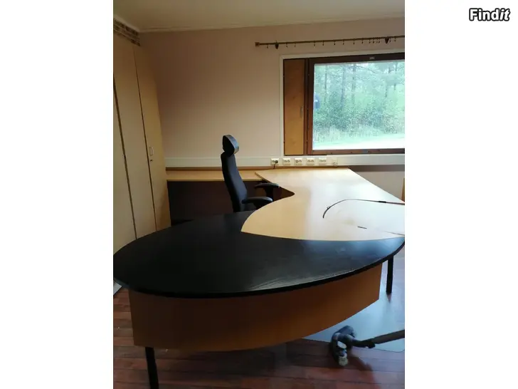 Säljes Stort skrivbord i trä