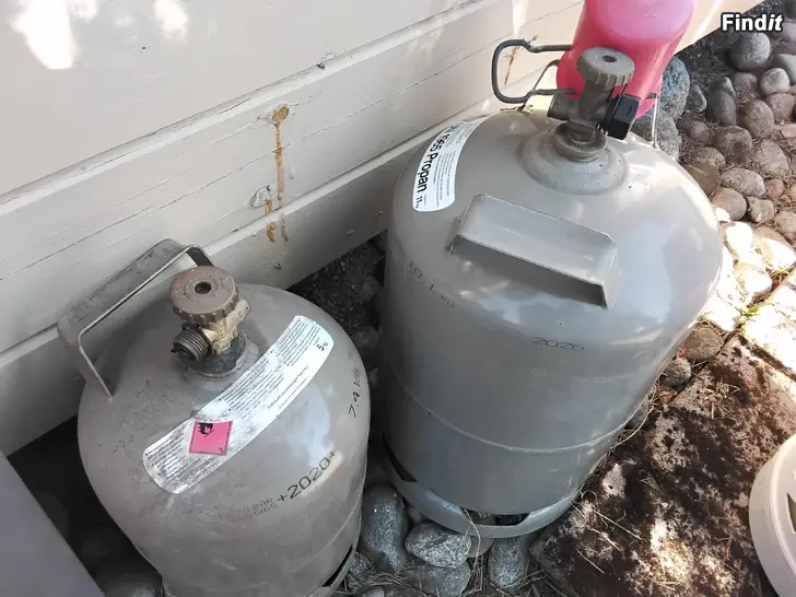 Myydään 2 kpl sakasalaista kaasupulloa