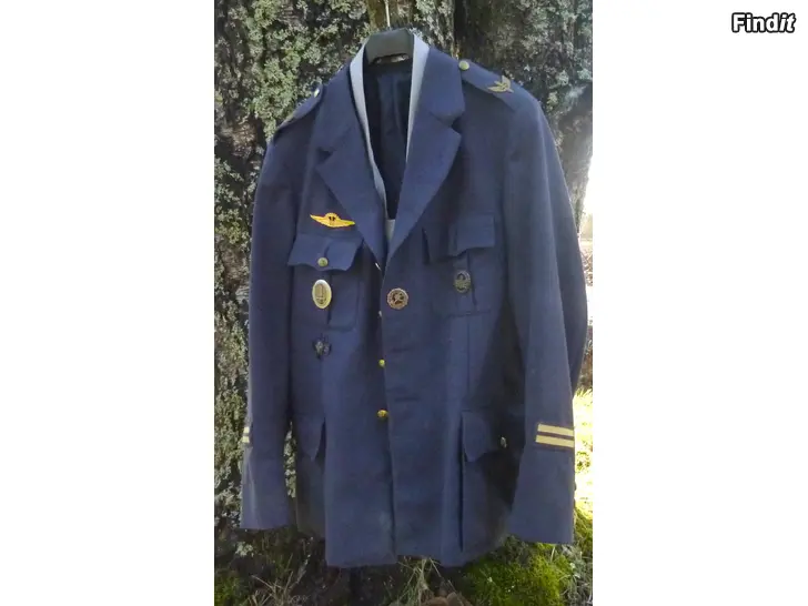 Myydään Ilmavoimien luutnantin takki merkkeineen