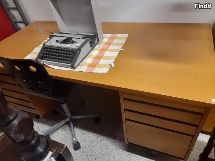 Säljes Skrivbord med skrivbordslådor