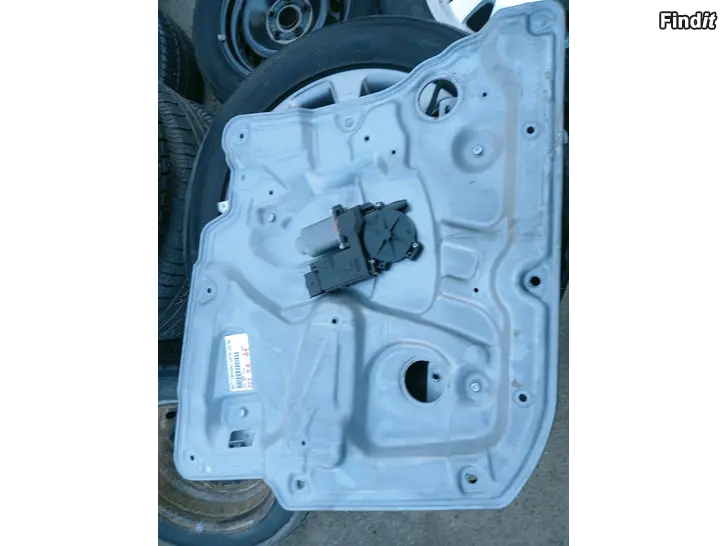 Säljes Nissan Primera P12 2004 vasen etulasin nostin 80771BA200