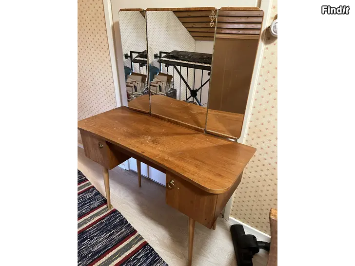 Myydään Sminkbord