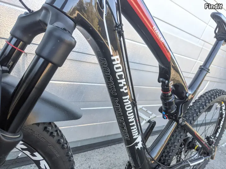 Säljes Heldämpad kolfiber MTB 26