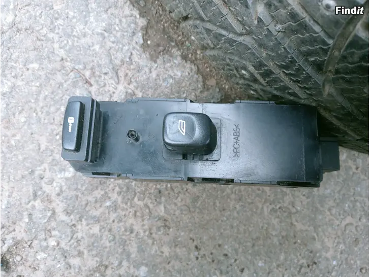 Myydään Volvo V70 2005 o.e. oven katkaisja 30746075