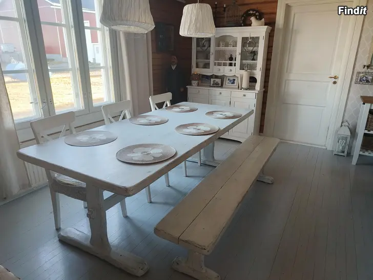 Myydään Ruokapöytä 1x2,25m + pitkä penkki , massiivipuiset puusepän tekemät