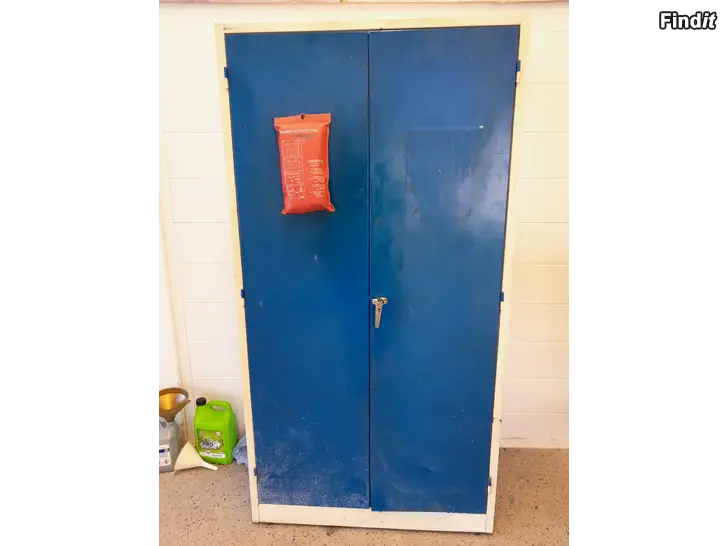 Myydään Plåtskåp till garaget