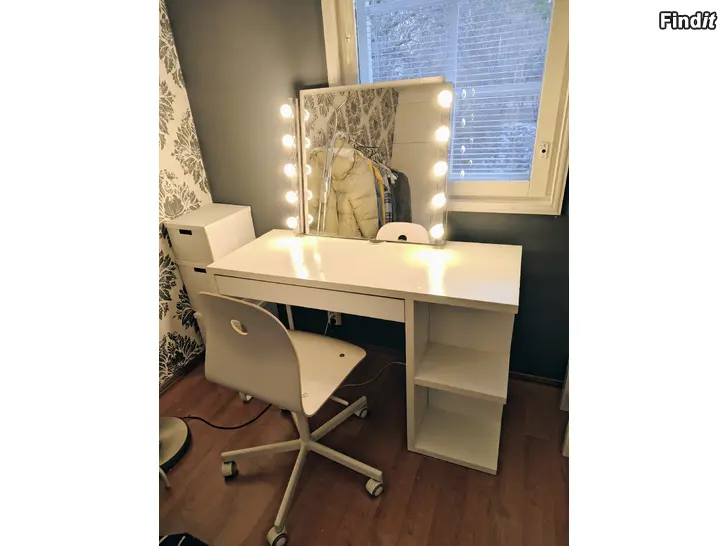 Säljes Makeup bord+spegel+stol