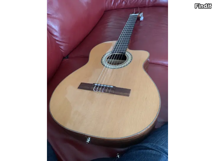 Säljes Akustisk gitarr med mikrofoner