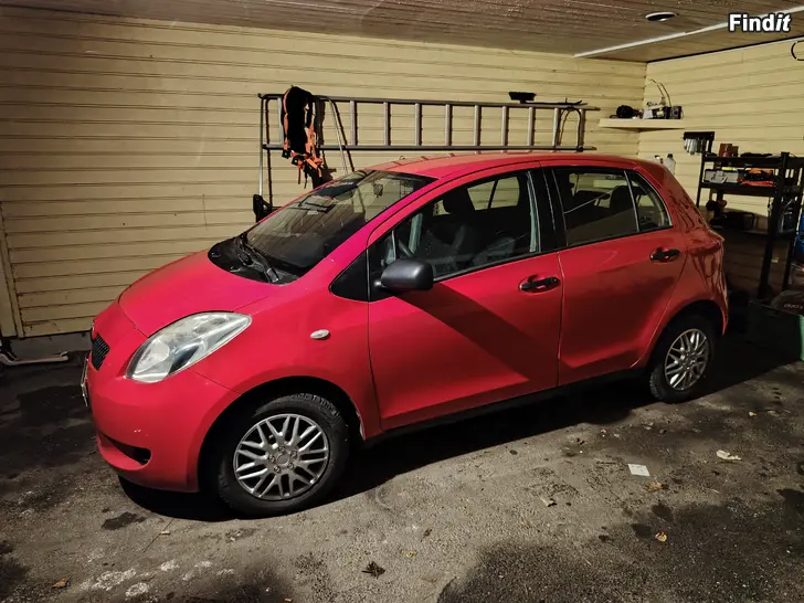 Myydään Toyota Yaris 1.3 vvti 5-vaihteinen Juuri katsastettu