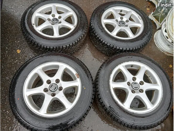 Myydään Volvon alut nastarenkailla 195/65R15 95T