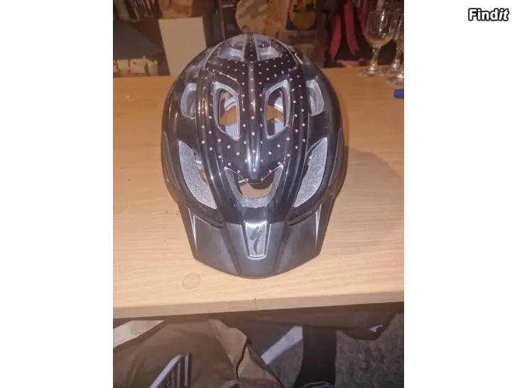 Säljes Svart cykelhjälm Specialized prickig 50-58.cm