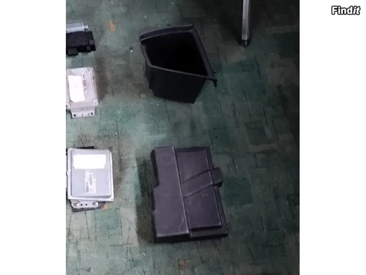 Myydään Akkukotelonkanssi takakonttiin laatikko