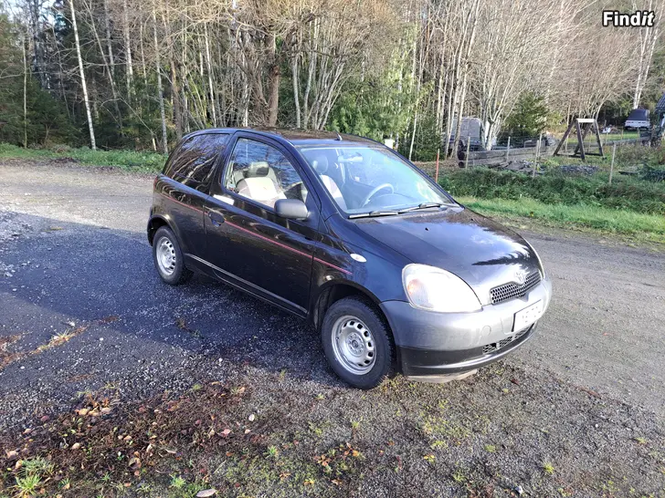 Myydään Toyota Yaris 1.0 bensa manuaali vm 2000