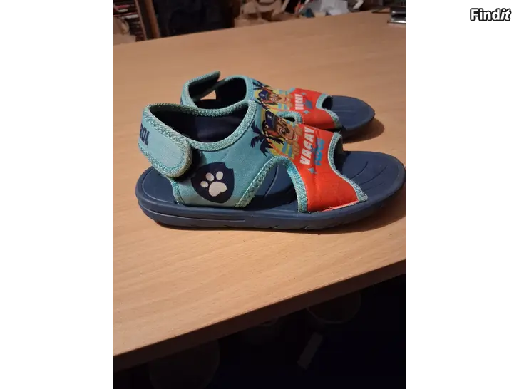 Säljes Paw Patrol-badskor och böcker