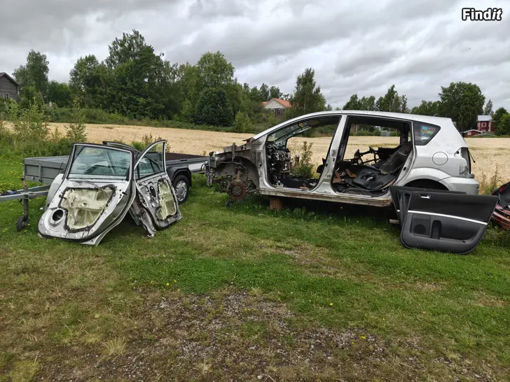 Myydään Corolla Verso 1,8 bensin i delar