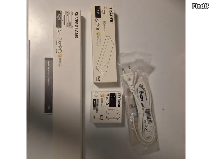 Säljes Ikea badrumsskåp med tillbehör