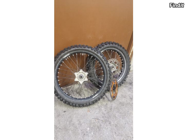 Myydään Enduro vanteet renkaineen