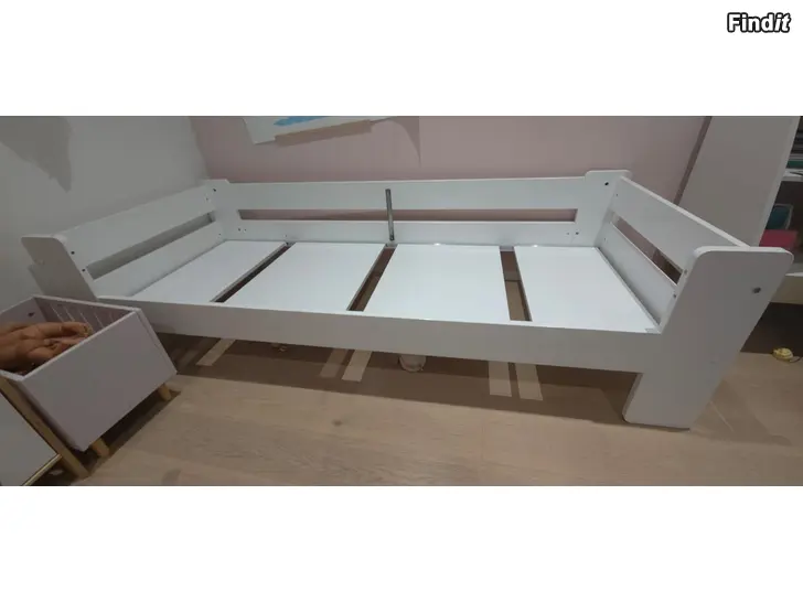 Säljes Unipuu 2st säng 90x200, 2st lådor, 2st skrivbord 60x120