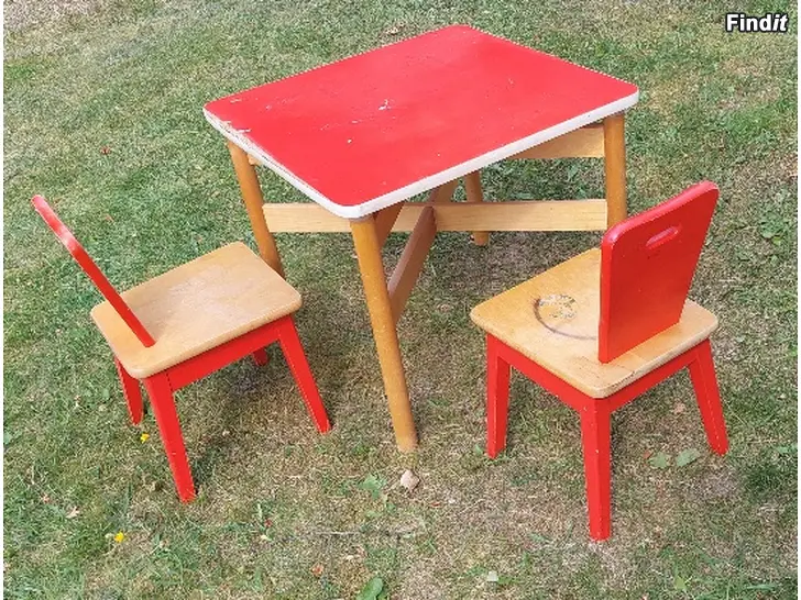 Säljes Barnmöbler ett bord och två stolar