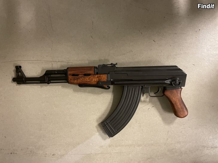 Säljes AK-47 replika