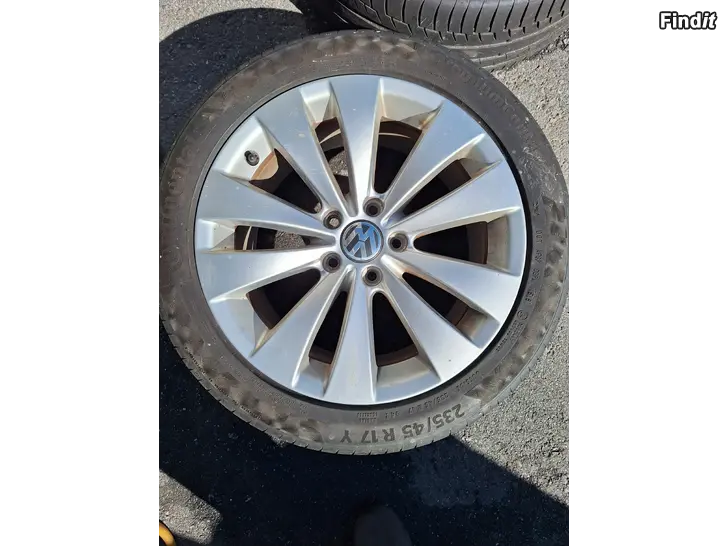 Säljes 235/45/17 VW kesärengassetti/sommardäck med fälgar