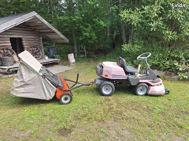 Säljes Husqvarna rider 11 med gräs och lövuppsamlare