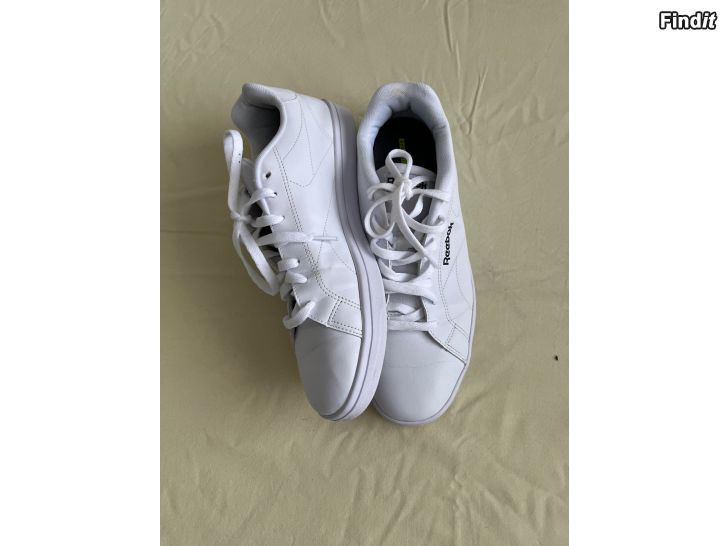 Myydään Reebok tennarit