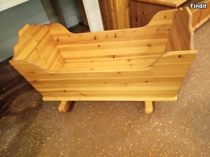 Myydään Puinen kehto