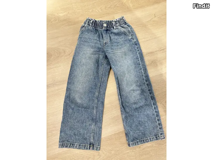 Säljes Jeansbyxor barn storlek 128