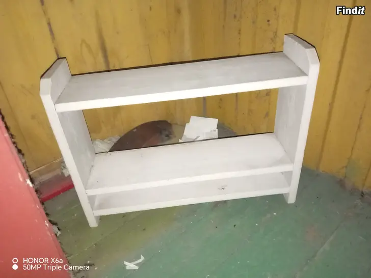 Myydään 3 erilaista seinähyllykköä / maustehyllyä 5-10e