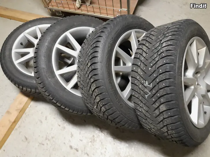 Myydään Volvo / Ford nastarenkaat vanteilla 16