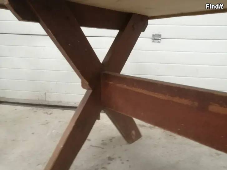 Säljes Vanha keittiönpöytä