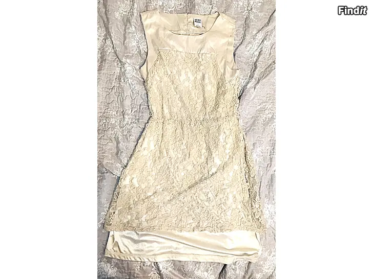 Myydään Tyylikäs mekko