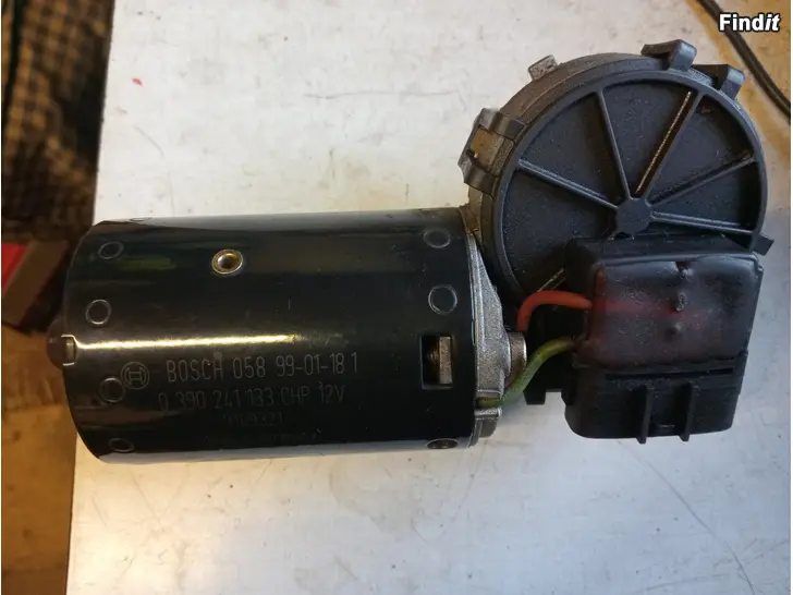 Myydään Volvo V70 1999 tuulilasin pyyhkimenmoottori 9169321 Bosch 0390241133