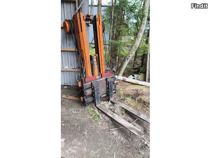 Säljes 2500kg truckmast med hydrauliskt breddning svara gafflar