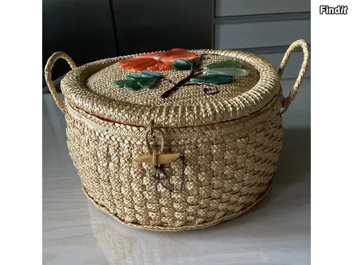 Myydään Retro ompelukori sisältöineen tai ilman