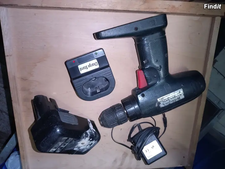 Säljes Accuborr och laddare Interpols med slut accu