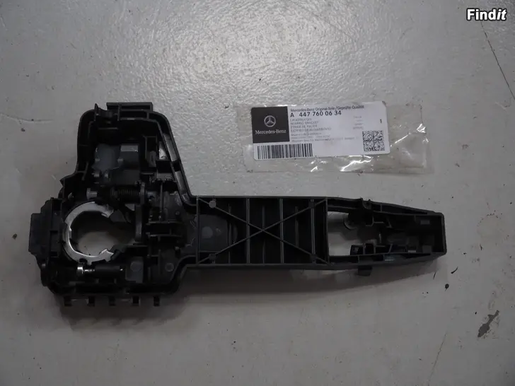 Myydään Mercedes-Benz Vito 2014 W447 ovenkahva taka tuki A4477600634