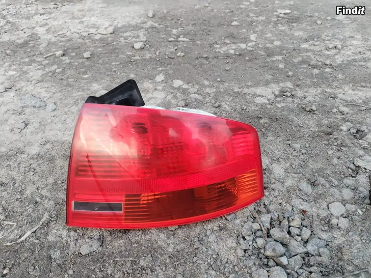 Myydään Audi A4 B7 takavalo oikea ulompi