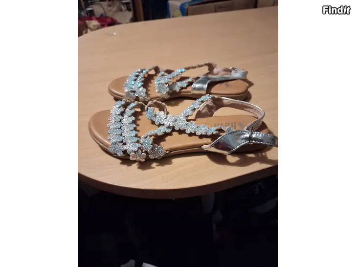 Säljes Sandaler st 8