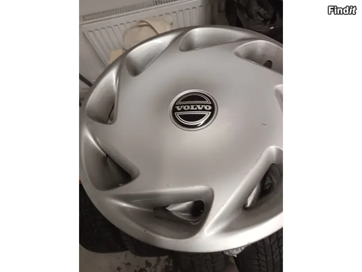 Myydään Volvon kapselisarja 15tuumaa