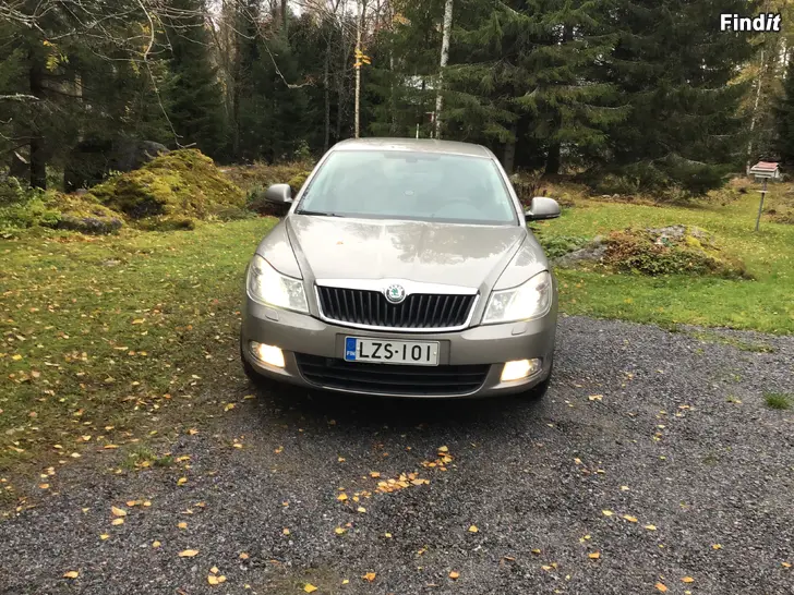Säljes Skoda 1.2 bensa .ajetu 20014 tuhatta 2011 loppu vuosi