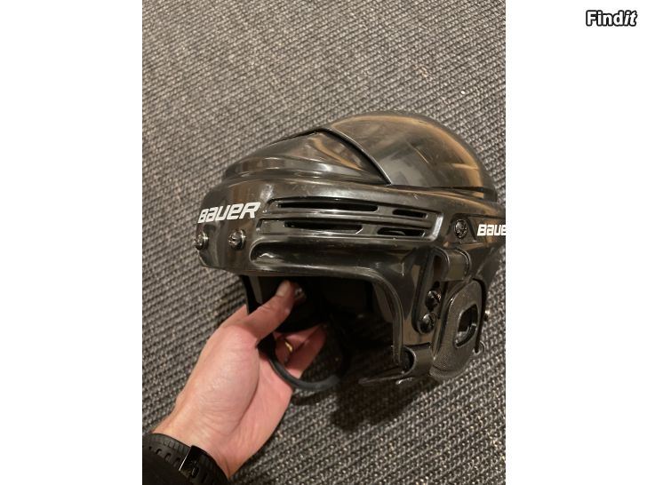 Säljes Bauer hjälm BHH2100 junior
