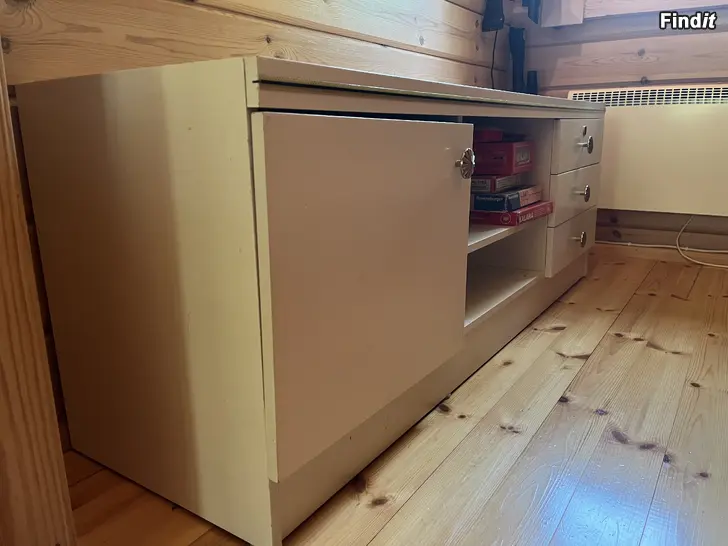 Säljes Vit byrå samt hopfällbar säng