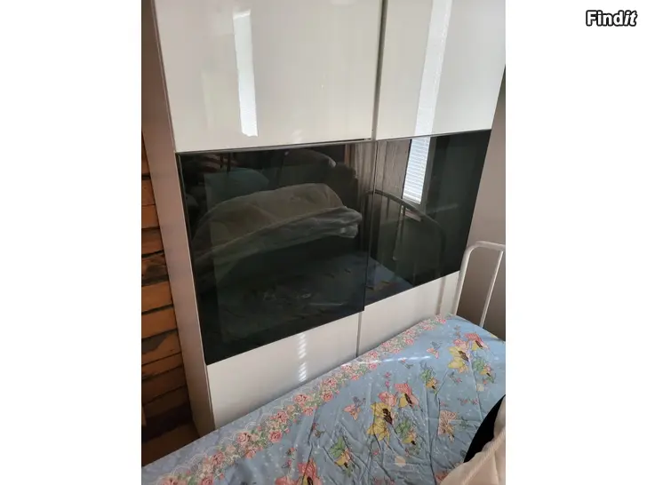 Säljes 2st hyllor med belysning